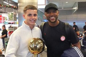 Ολυμπιακός: Η αποθέωση του Golden Boy, Μουζακίτη στο αεροδρόμιο από τους συμπαίκτες του