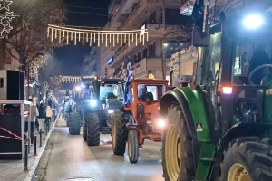 Οι αγρότες ετοιμάζονται για «ρεβεγιόν» στα μπλόκα: Κλιμακώνονται οι κινητοποιήσεις, σκληραίνει η στάση τους μετά τις γιορτές