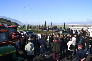 Στα αγροτικά μπλόκα της Φθιώτιδας ο Κουτσούμπας – «Ο αγώνας σας είναι δίκαιος και πρέπει να πάει μέχρι τέλους»