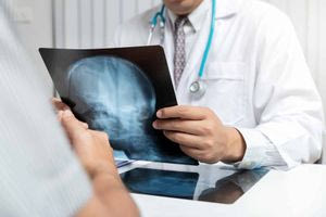 Παραιτήσεις γιατρών: «Λυπάμαι που αναγκάζομαι να φύγω μετά από 24 χρόνια στο ΕΣΥ»