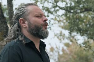 Ο Γιώργος Νικηφόρου Ζερβάκης τραγουδάει για την αγάπη με βίντεο γυρισμένο στον Ψηλορείτη