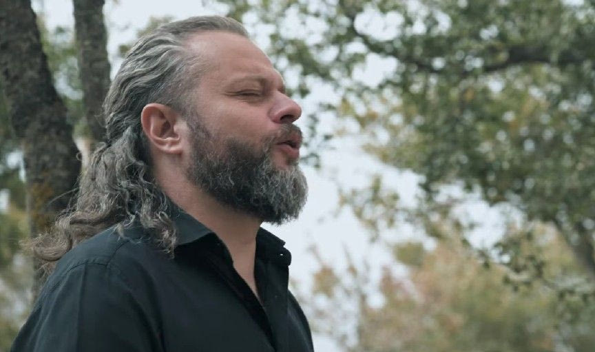 Ο Γιώργος Νικηφόρου Ζερβάκης τραγουδάει για την αγάπη με βίντεο γυρισμένο στον Ψηλορείτη
