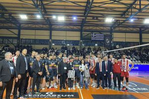 Σπουδαία στιγμή στο κλειστό του ΒΑΚ : ΟΦΗ και Ολυμπιακός ενώθηκαν για τον Κωνσταντίνο