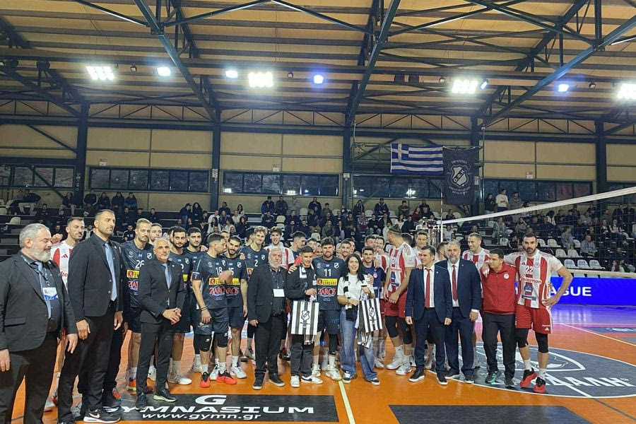 Σπουδαία στιγμή στο κλειστό του ΒΑΚ : ΟΦΗ και Ολυμπιακός ενώθηκαν για τον Κωνσταντίνο