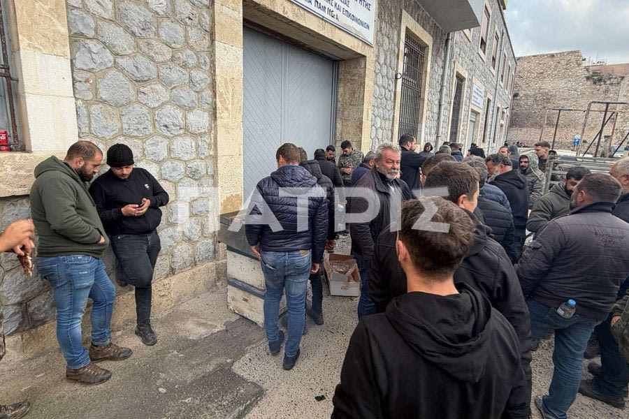 Κινητοποιήσεις αγροτοκτηνοτρόφων Ηράκλειο: Κατάληψη και στο κτίριο της ΑΑΔΕ