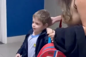 Ολόκληρο σχολείο υποδέχεται μικρό ήρωα που νίκησε τον καρκίνο: Το σπαρακτικό βίντεο που κάνει τον γύρο του διαδικτύου