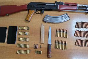 Ο εντοπισμός πολεμικού όπλου και οι έρευνες των αρχών στο κινητό του συλληφθέντα