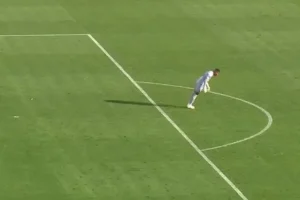 Πάγωσε ο χρόνος στο Γουινέα – Σουδάν: Κατέρρευσε στον αγωνιστικό χώρο ο τερματοφύλακας