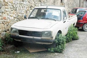 «Βροχή» καταγγελιών για εγκαταλελειμμένα οχήματα