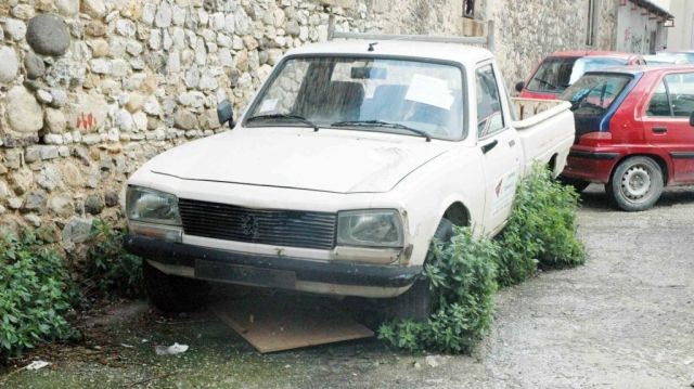 «Βροχή» καταγγελιών για εγκαταλελειμμένα οχήματα