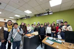 Μαθητές του 8ου γυμνασίου Ηρακλείου στα γραφεία της εφημερίδας «Πατρίς»