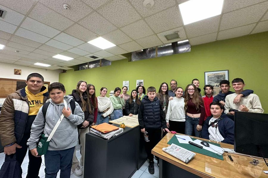 Μαθητές του 8ου γυμνασίου Ηρακλείου στα γραφεία της εφημερίδας «Πατρίς»