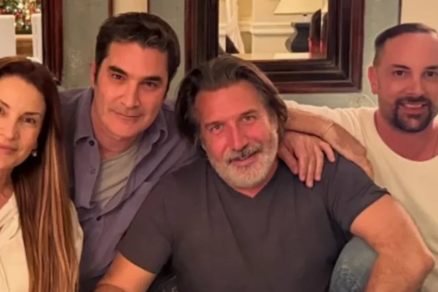 Χριστόφορος Παπακαλιάτης: Χριστούγεννα με τα αδέλφια του