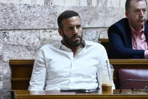 Εκτός ευρωομάδας του ΣΥΡΙΖΑ ο Νίκος Παππάς μετά από την επίθεση σε δημοσιογράφο