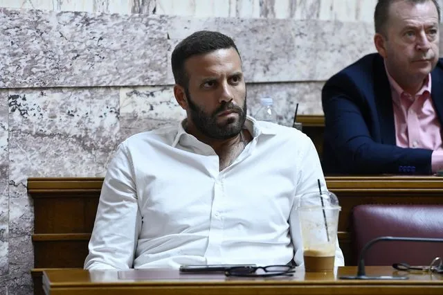 Εκτός ευρωομάδας του ΣΥΡΙΖΑ ο Νίκος Παππάς – Αναζητείται από την αστυνομία για την επίθεση σε δημοσιογράφο