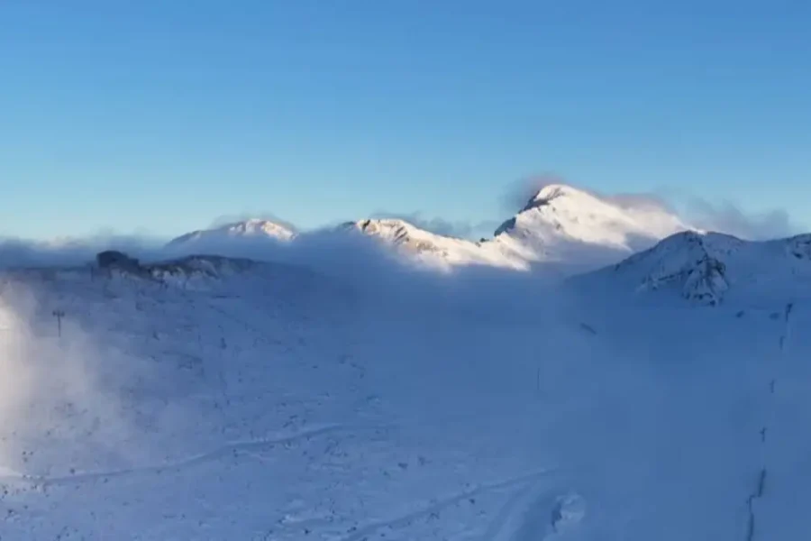 Ο Παρνασσός ντύθηκε στα λευκά: Έπεσαν τα πρώτα χιόνια στο χιονοδρομικό