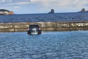 Πάρος: Αυτοκίνητο έπεσε στη θάλασσα και βυθίστηκε – Ο οδηγός δεν είχε βάλει χειρόφρενο (vid)