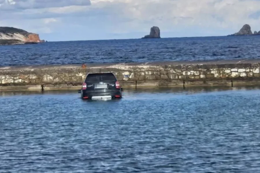 Πάρος: Αυτοκίνητο έπεσε στη θάλασσα και βυθίστηκε – Ο οδηγός δεν είχε βάλει χειρόφρενο (vid)