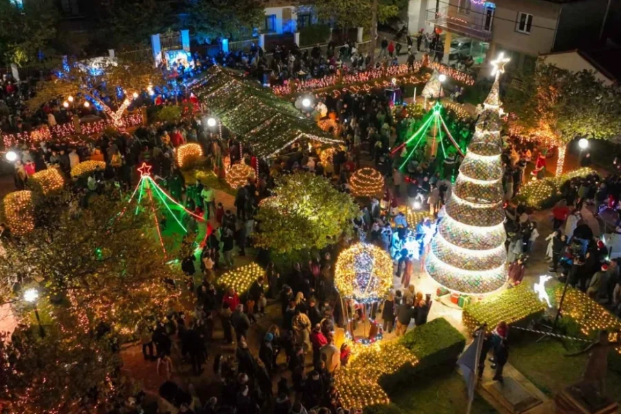 Το πλεκτό χριστουγεννιάτικο χωριό της Ελλάδας όπου όλα είναι κεντητά