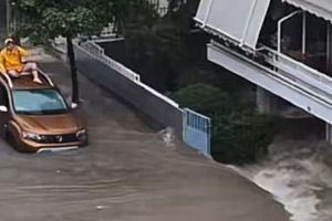 Άλιμος: Κατέρρευσε μάντρα πολυκατοικίας από την έντονη κακοκαιρία, παρασύρθηκαν και αυτοκίνητα