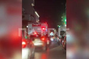 (ΒΙΝΤΕΟ)Δεν άφηναν το πυροσβεστικό να περάσει – Πυροσβέστης σε ρόλο… τροχονόμου