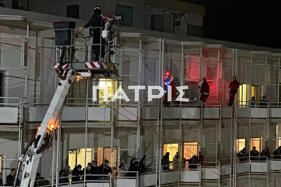 (ΒΙΝΤΕΟ & ΦΩΤΟ) Ιπτάμενοι Άγιοι Βασίληδες μοίρασαν δώρα και χαμόγελα στα παιδιά στο ΠΑΓΝΗ