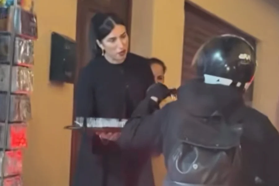 Έγινε κι αυτό: Κατάστημα στο Ρέθυμνο κερνάει… ρακές οδηγούς κολλημένους στην κίνηση