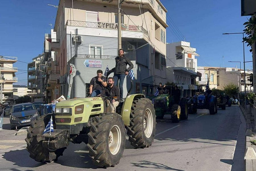 Με άχυρα και… φέρετρο η πορεία των αγροτοκτηνοτρόφων στο Ρέθυμνο