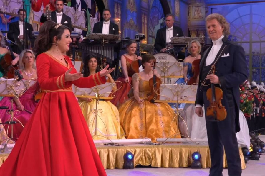 Η ορχήστρα Γιόχαν Στράους παίζει τα ελληνικά κάλαντα συνοδεία μπουζουκιού (vid)