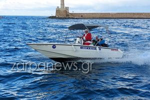 Ο Αϊ-Βασίλης έφτασε με σκάφος στο Ενετικό Λιμάνι Χανίων και μοίρασε γλυκά στα παιδιά