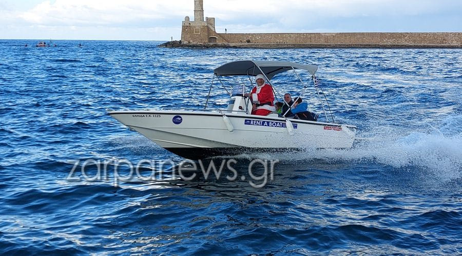 Ο Αϊ-Βασίλης έφτασε με σκάφος στο Ενετικό Λιμάνι Χανίων και μοίρασε γλυκά στα παιδιά