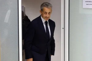 «Προσευχήθηκα για να αντέξω»: Το βιβλίο – εξομολόγηση του Σαρκοζί για τις 20 ημέρες που πέρασε στη φυλακή