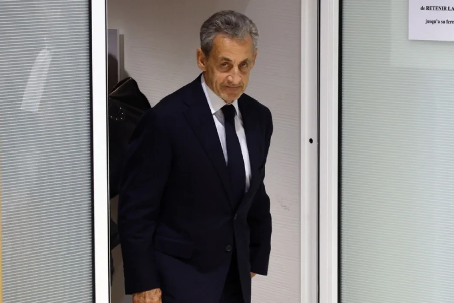 «Προσευχήθηκα για να αντέξω»: Το βιβλίο – εξομολόγηση του Σαρκοζί για τις 20 ημέρες που πέρασε στη φυλακή