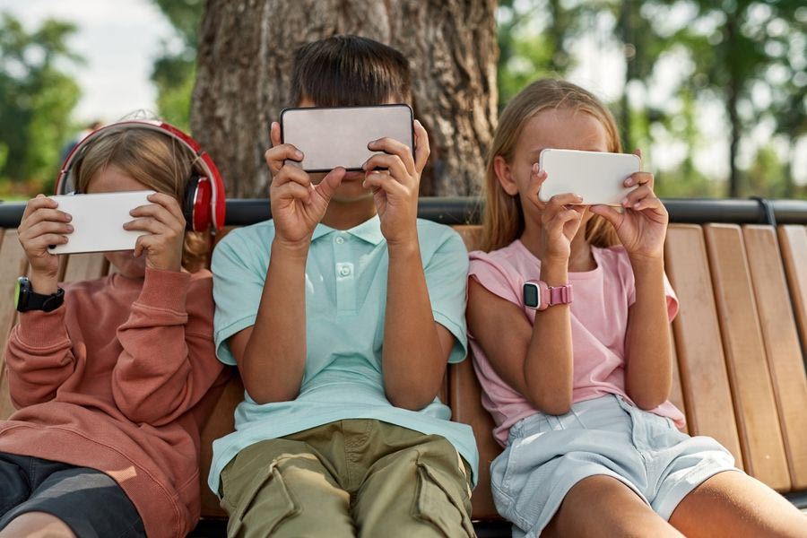 Οι 3 σοβαροί κίνδυνοι που απειλούν τα παιδιά που αποκτούν κινητό από 12 χρονών