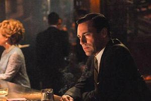 Μια ανάμνηση κρυμμένη στη σερβάντα ενός μεσοαστικού σαλονιού