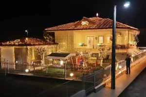 O κύριος Γιάννης στόλισε το σπίτι με 20.300 λαμπιόνια για τη σύζυγό του που λάτρευε τα Χριστούγεννα
