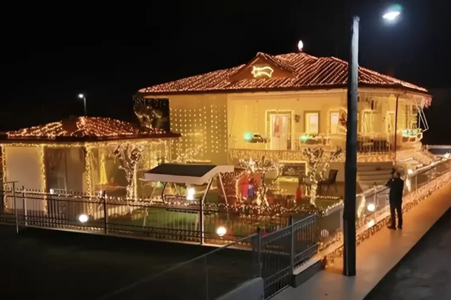 O κύριος Γιάννης στόλισε το σπίτι με 20.300 λαμπιόνια για τη σύζυγό του που λάτρευε τα Χριστούγεννα