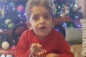 Χριστούγεννα 2025: Ο Παναγιώτης Ραφαήλ λέει τα κάλαντα και μας εύχεται «χρόνια πολλά»