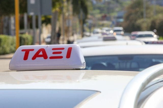 Αστυνομικοί παρίσταναν τους πελάτες και έπιασαν στα …πράσα οδηγούς ταξί για αισχροκέρδεια