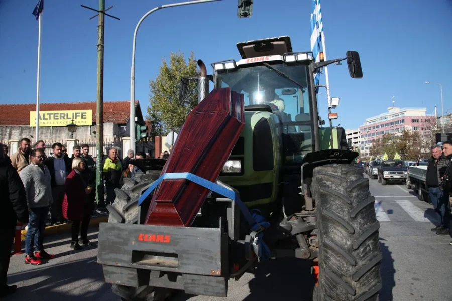 Το…δρόμο του εκβιασμού ακολουθεί η κυβέρνηση και στήνει «μπλόκο» στο διάλογο με τους αγρότες, με τον Κυριάκο να κάνει τον…τροχονόμο στις εθνικές οδούς!  Τι…διαρρέει το Μαξίμου για τους ελέγχους και τις διώξεις; Προτείνουν διακομματική για τον πρωτογενή τομέα, πετώντας έτσι τη μπάλα στα…χωράφια!