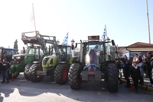 Μπήκαν στη Θεσσαλονίκη με τα τρακτέρ οι αγρότες