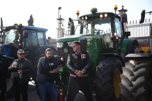 Η οργή των αγροτών και η κλιμάκωση των κινητοποιήσεων «κόβουν» την Ελλάδα στα δύο