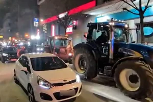 (ΒΙΝΤΕΟ) Πορεία αγροτών με τρακτέρ στο κέντρο της Λάρισας