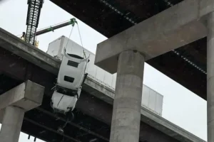 Σοκαριστικό βίντεο: Οδηγός νταλίκας κρεμόταν για 5 ώρες από γέφυρα ύψους 30 μέτρων