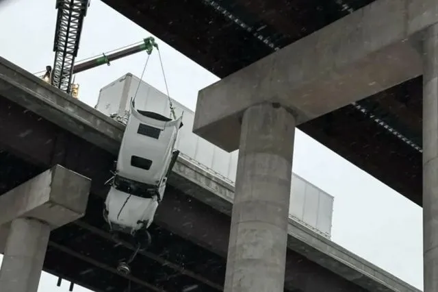 Σοκαριστικό βίντεο: Οδηγός νταλίκας κρεμόταν για 5 ώρες από γέφυρα ύψους 30 μέτρων