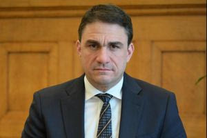 Είναι πατριωτισμός να λέει υπουργός ότι δεν τον πειράζει αν τον παρακολουθούσαν κάποιοι που πιθανώς έκαναν κατασκοπεία;