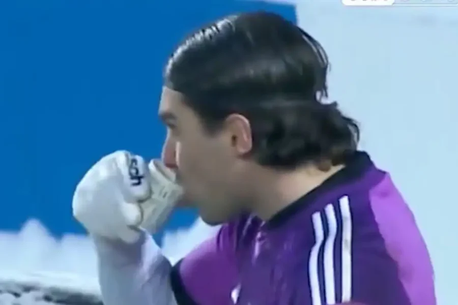 Τερματοφύλακας έπινε τσάι για να ζεσταθεί κατά τη διάρκεια αγώνα στην Τουρκία