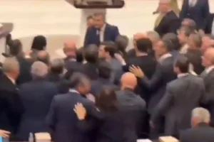 Χάος στην τουρκική βουλή: Αντάλλαξαν γροθιές βουλευτές του Ερντογάν με της αντιπολίτευσης, δείτε βίντεο