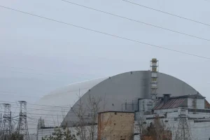 Εκπέμπει SOS το Τσερνομπίλ: «Η σαρκοφάγος ίσως καταρρεύσει αν δεχθεί νέα επίθεση από πύραυλο ή drone»