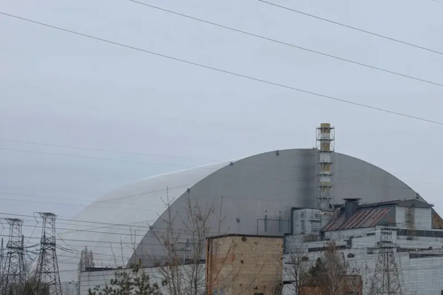 Εκπέμπει SOS το Τσερνομπίλ: «Η σαρκοφάγος ίσως καταρρεύσει αν δεχθεί νέα επίθεση από πύραυλο ή drone»